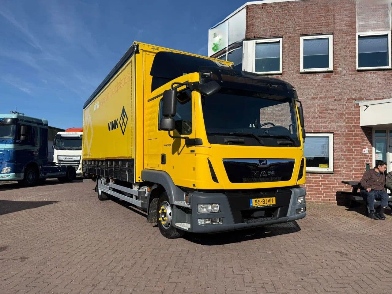 MAN TGL 12.220 4X2 Caja Cortina con Cabina Dormitorio