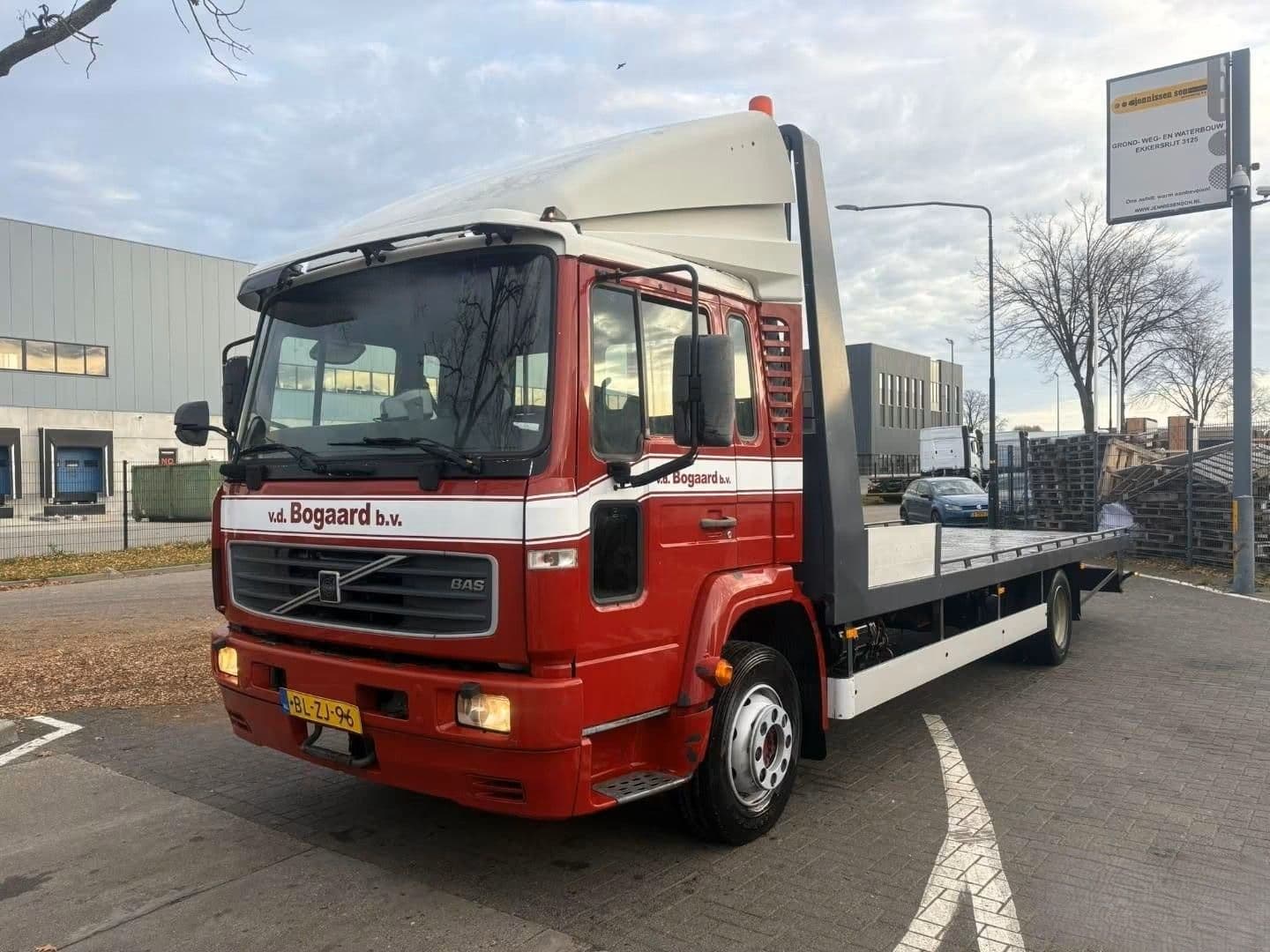 Volvo FL6 Transportador de Maquinaria 2002