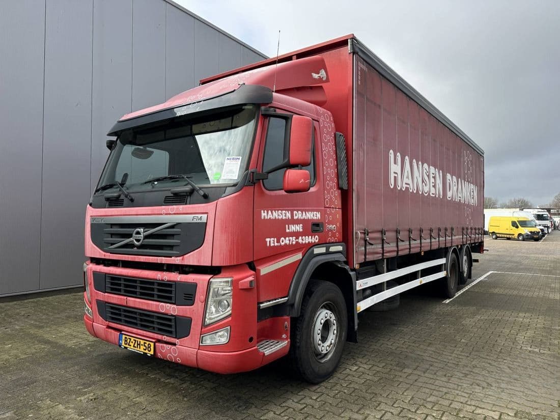 Volvo FM 330 6x2 Tauliner Elevadora 2.000 kg