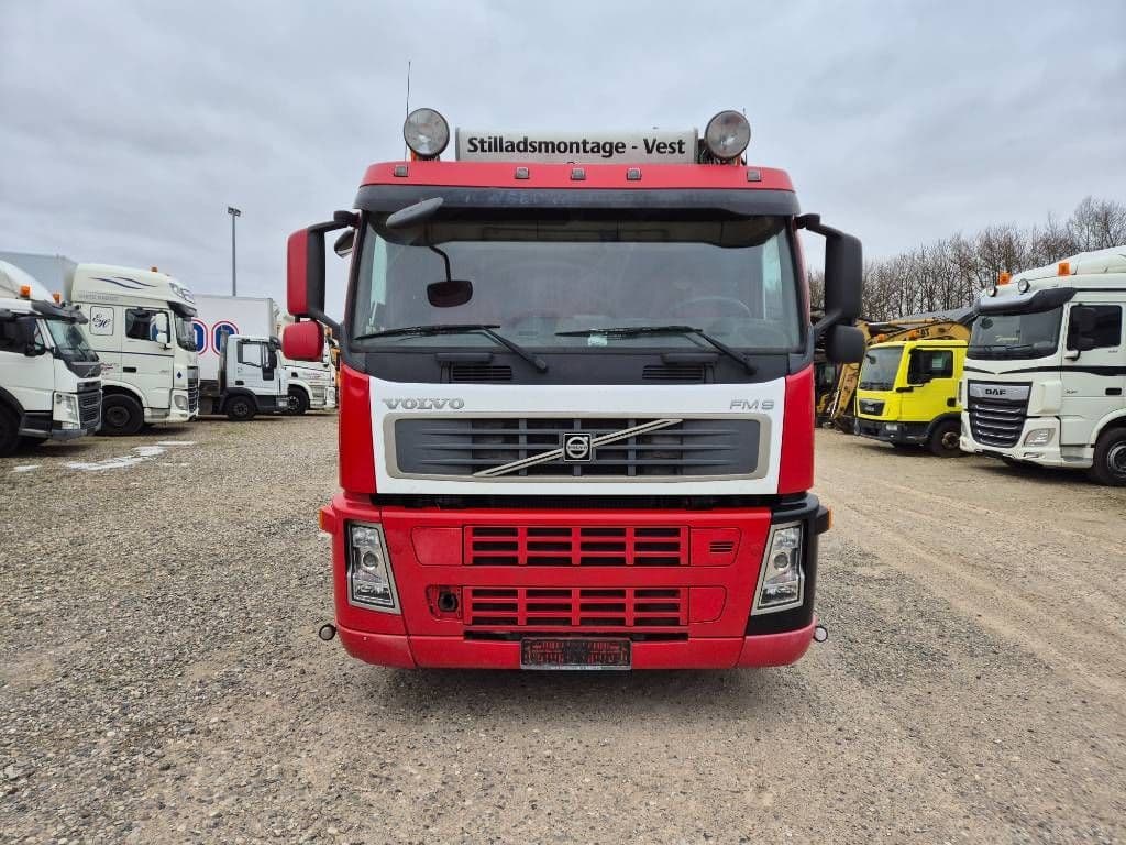 Volvo FM 9 340 con Grúa HMF 2000 K3 Radiocontrolada