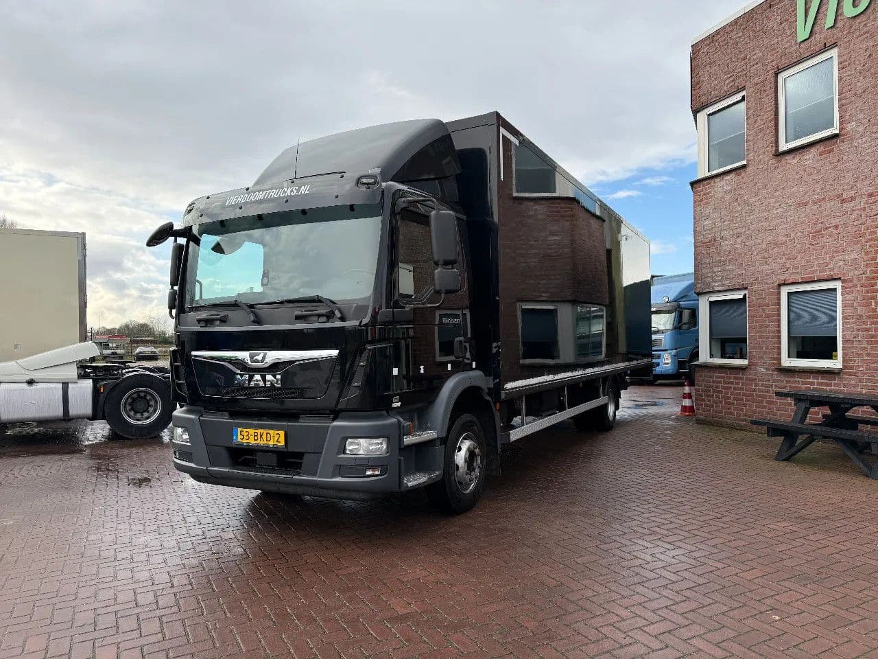 MAN TGM 12.250 BL con Isokoffer de 8.65m y Puerta Elevadora