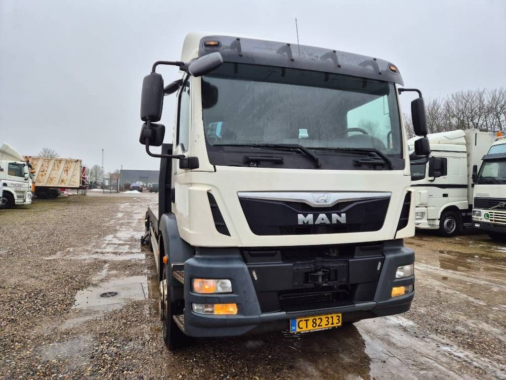 MAN TGM 18.250 Plataforma con Doble Rampa
