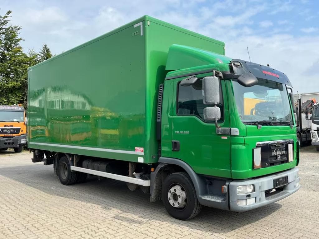 MAN TG-L 12.220 Koffer con Plataforma Elevadora