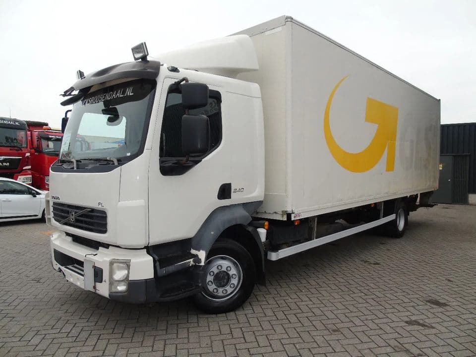 Volvo FL 240 12 Toneladas + Elevadora