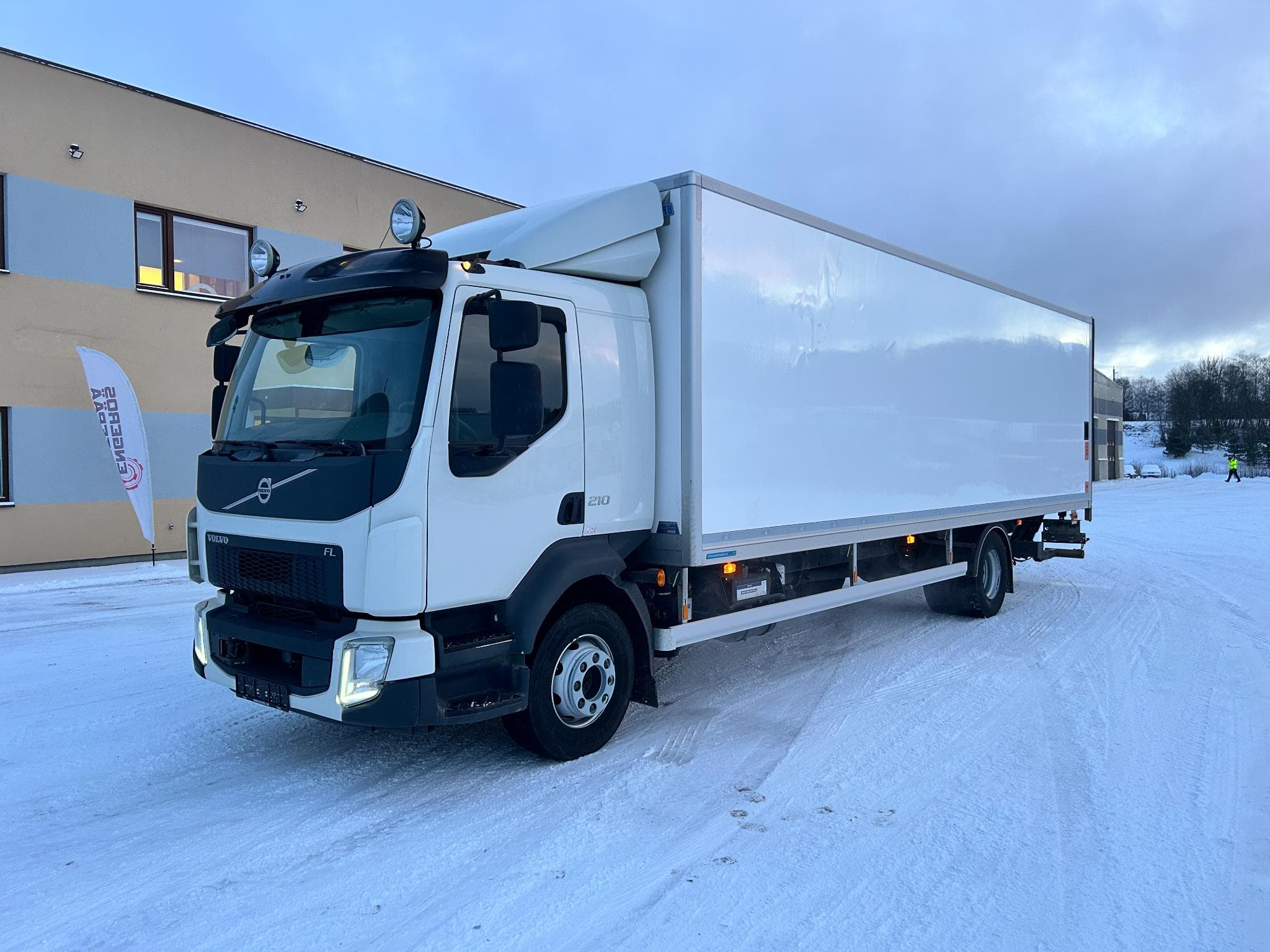 Volvo FL210 4x2 Caja Cerrada con Calefacción Euro 6