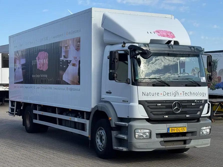Mercedes-Benz Axor 1824 Caja Cerrada con Plataforma Elevadora 3000kg