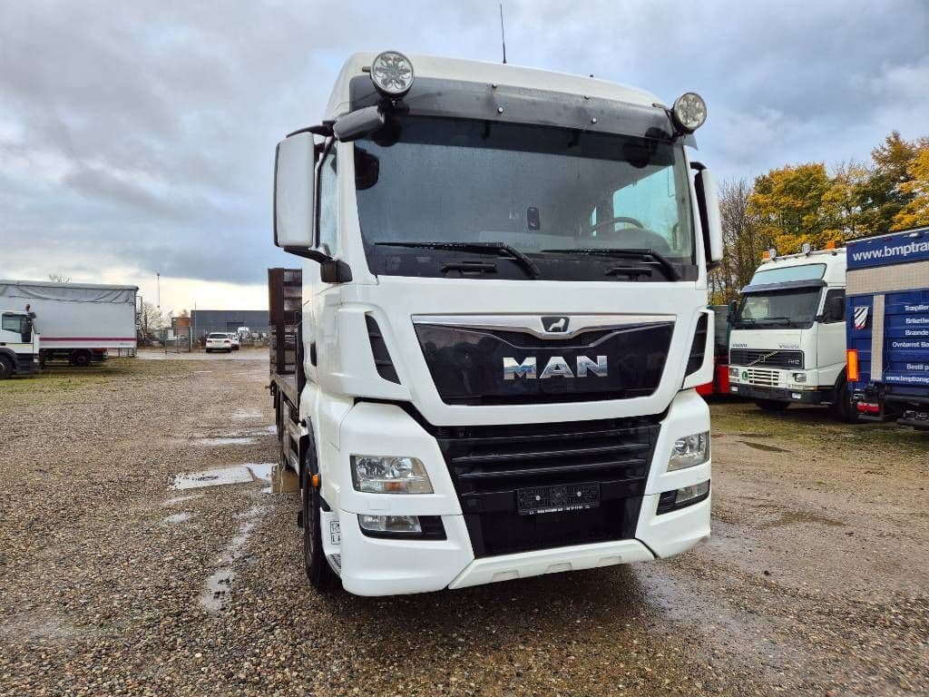 MAN TGX 26.500 con Rampa Hidráulica y Cabrestante