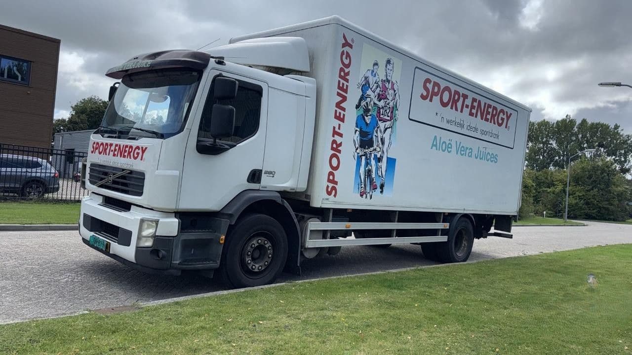 Volvo FE 280 Camión furgón con plataforma elevadora 2006